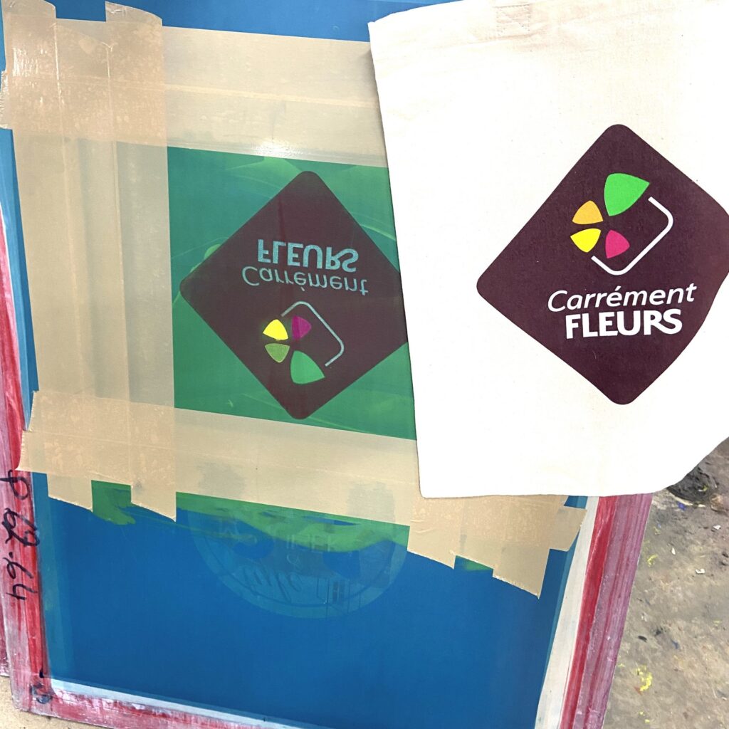 cadre de sérigraphie Carrément Fleurs avec tote bag