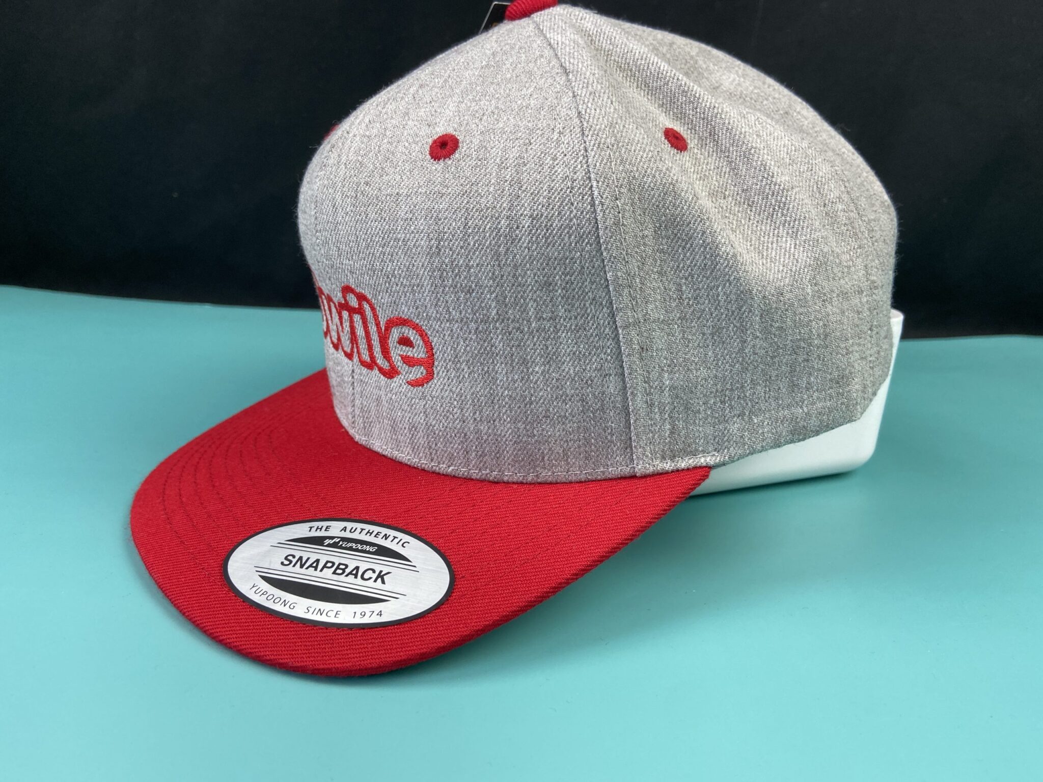 casquette Swile rouge et grise