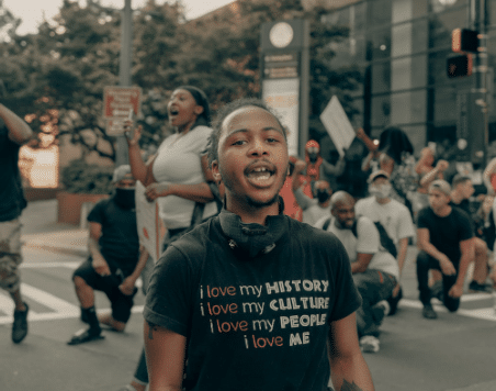 homme noir qui manifeste avec t shirt