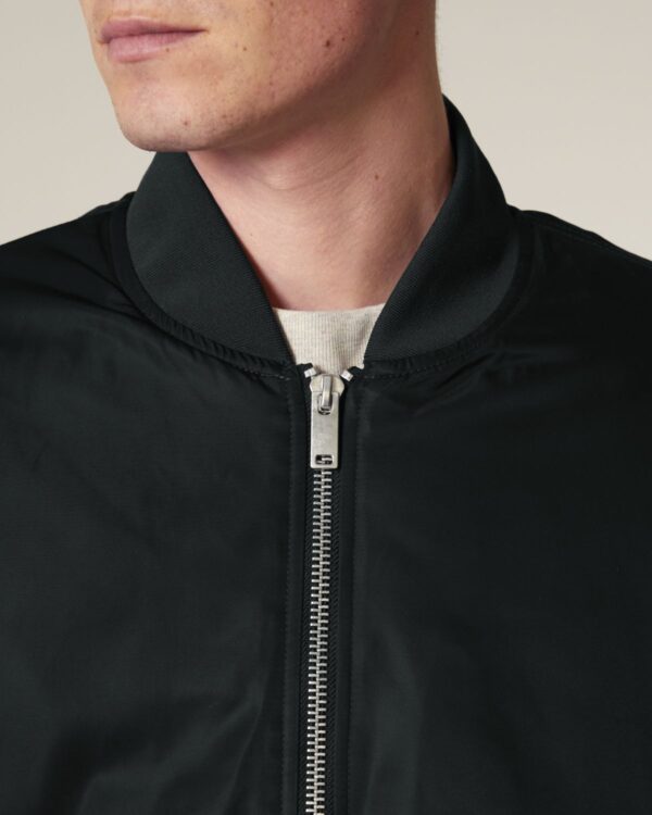 bomber 2.0 black studio front detail 0